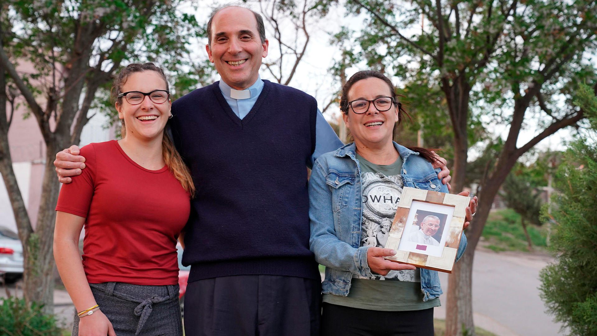 Candela Giarda junto al Padre José Dabusti y su madre, Roxana Sosa