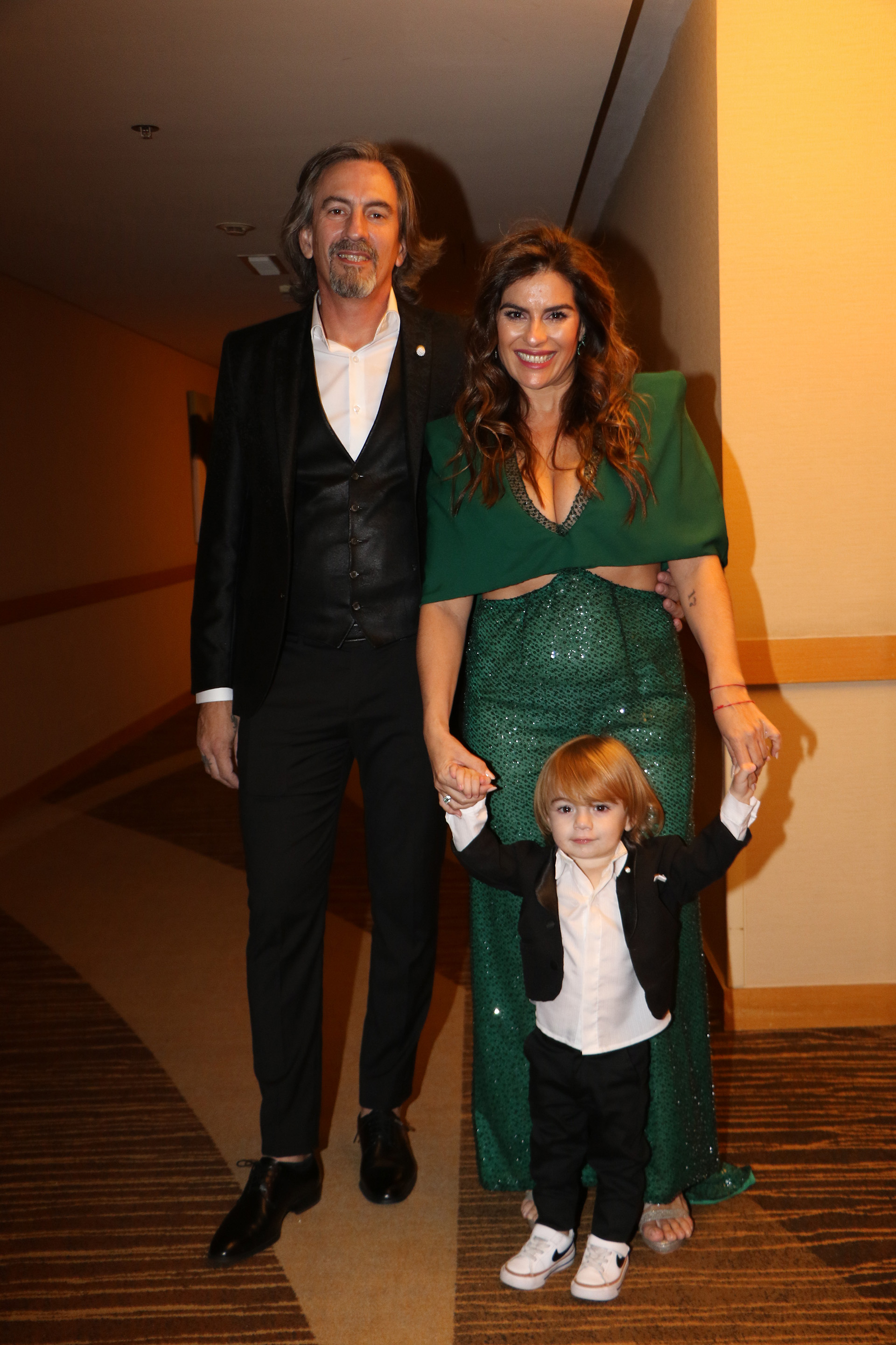 Nara, su marido Charly Issa y el pequeño Franquito listos para brillar. Fotos: Ramiro Souto