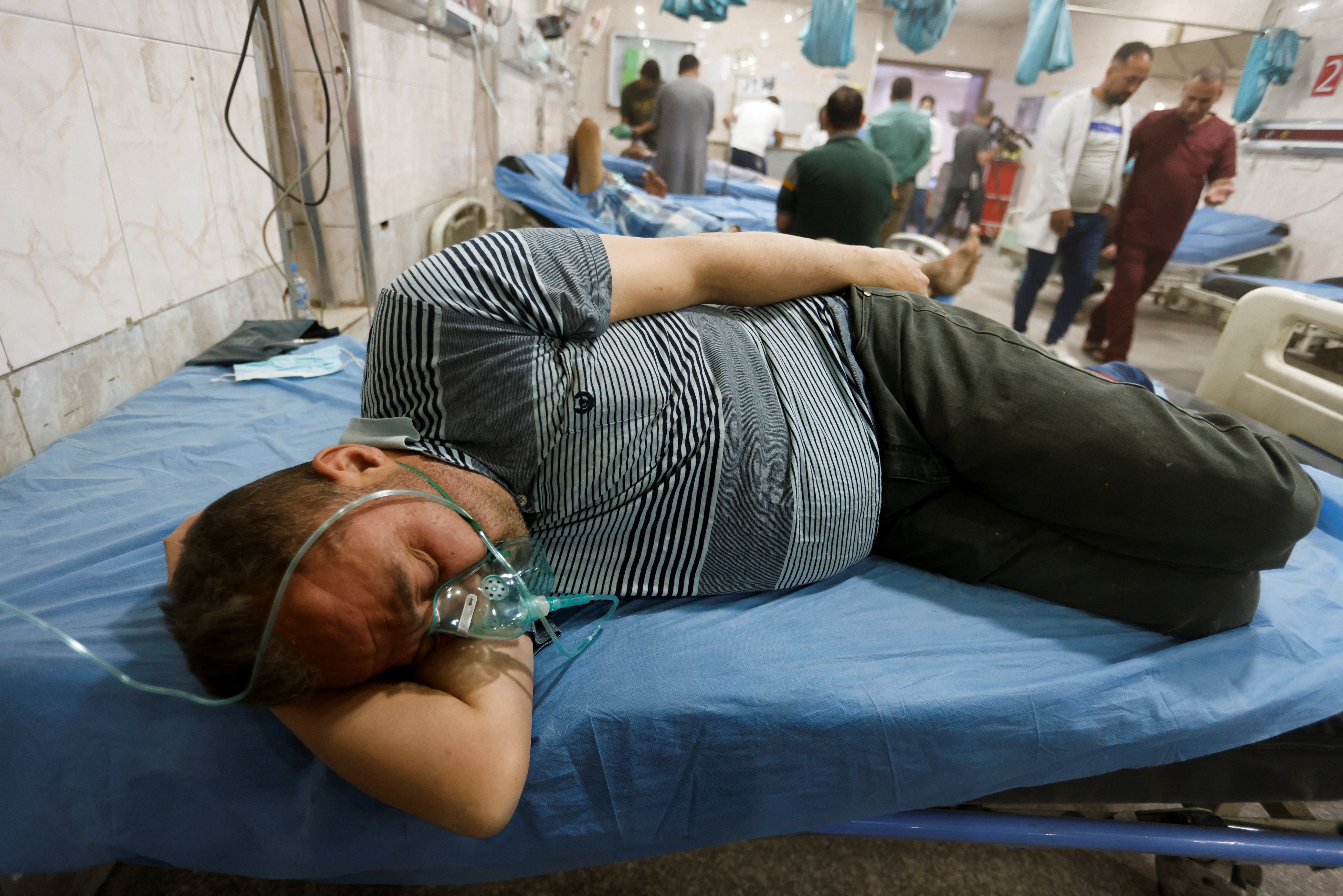 Un hombre usa una máscara de oxígeno en un hospital durante una tormenta de arena en Bagdad, Irak, el 16 de mayo de 2022. REUTERS/Ahmed Saad
