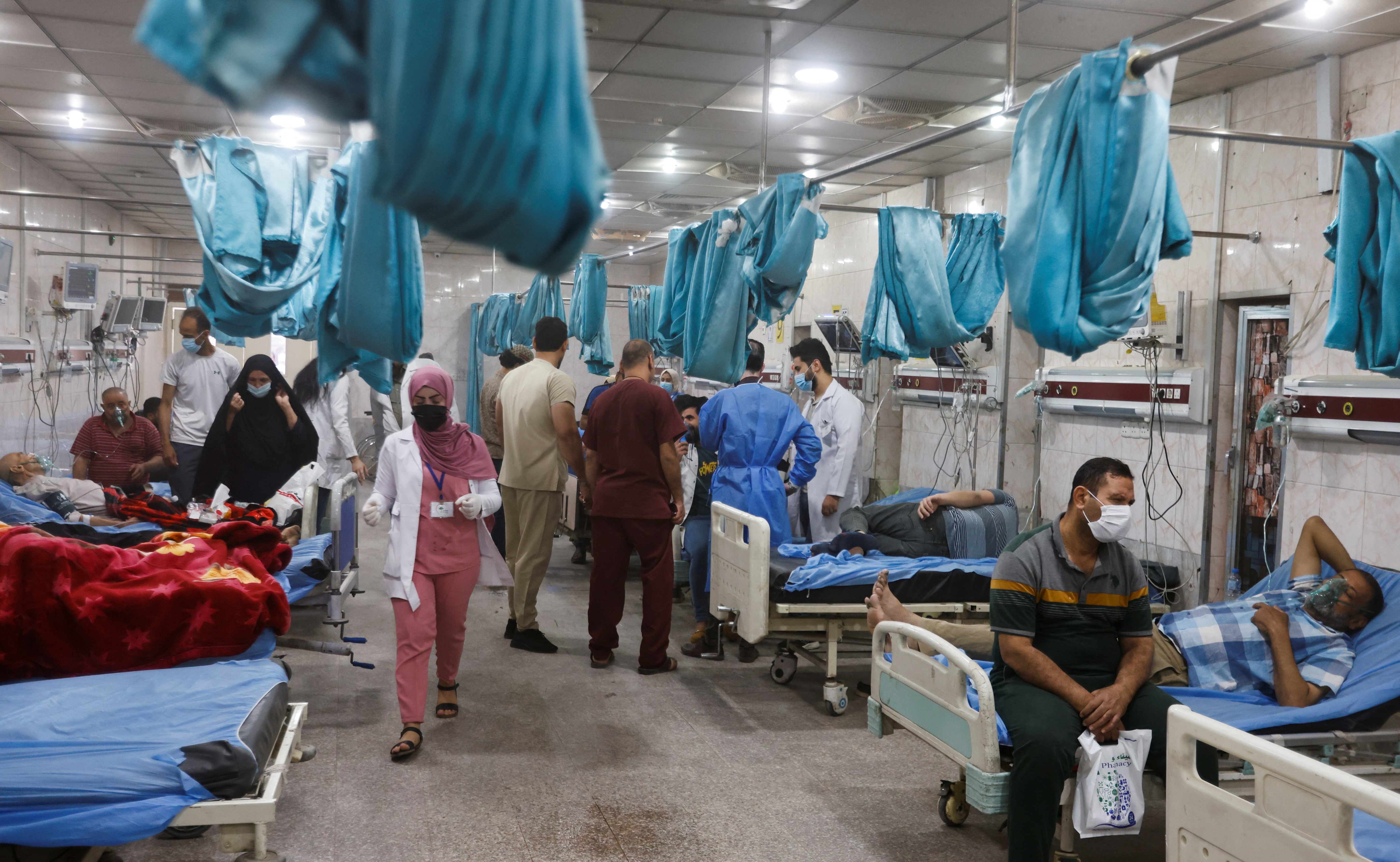 Las personas reciben oxígeno en un hospital durante una tormenta de arena en Bagdad, Irak, el 16 de mayo de 2022. REUTERS/Ahmed Saad