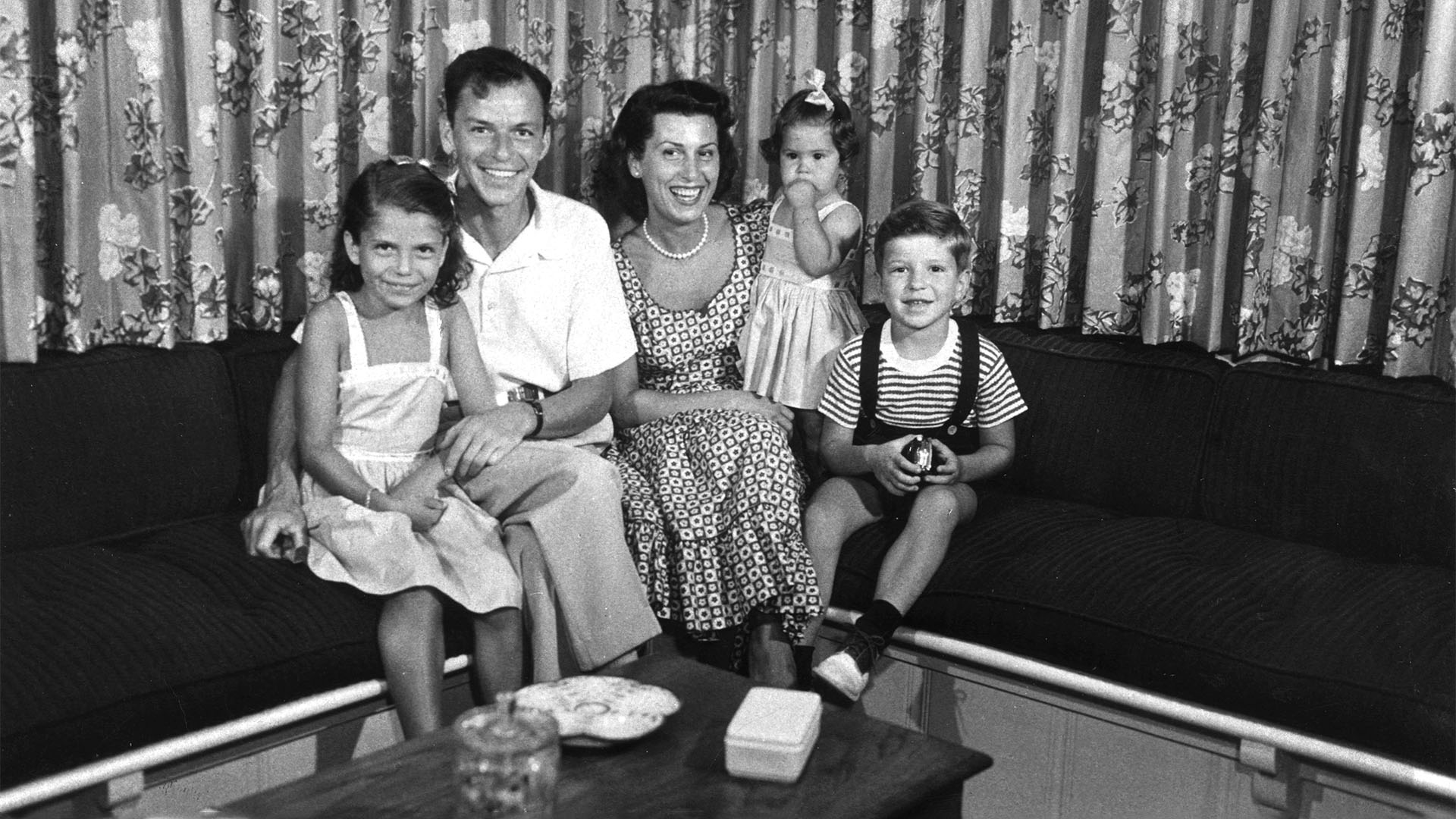 Retrato familiar del cantante y actor estadounidense Frank Sinatra con su primera esposa, Nancy Barbato, y sus hijos Nancy, Tina y Frank Jr. (Hulton Archivo/imágenes Getty)