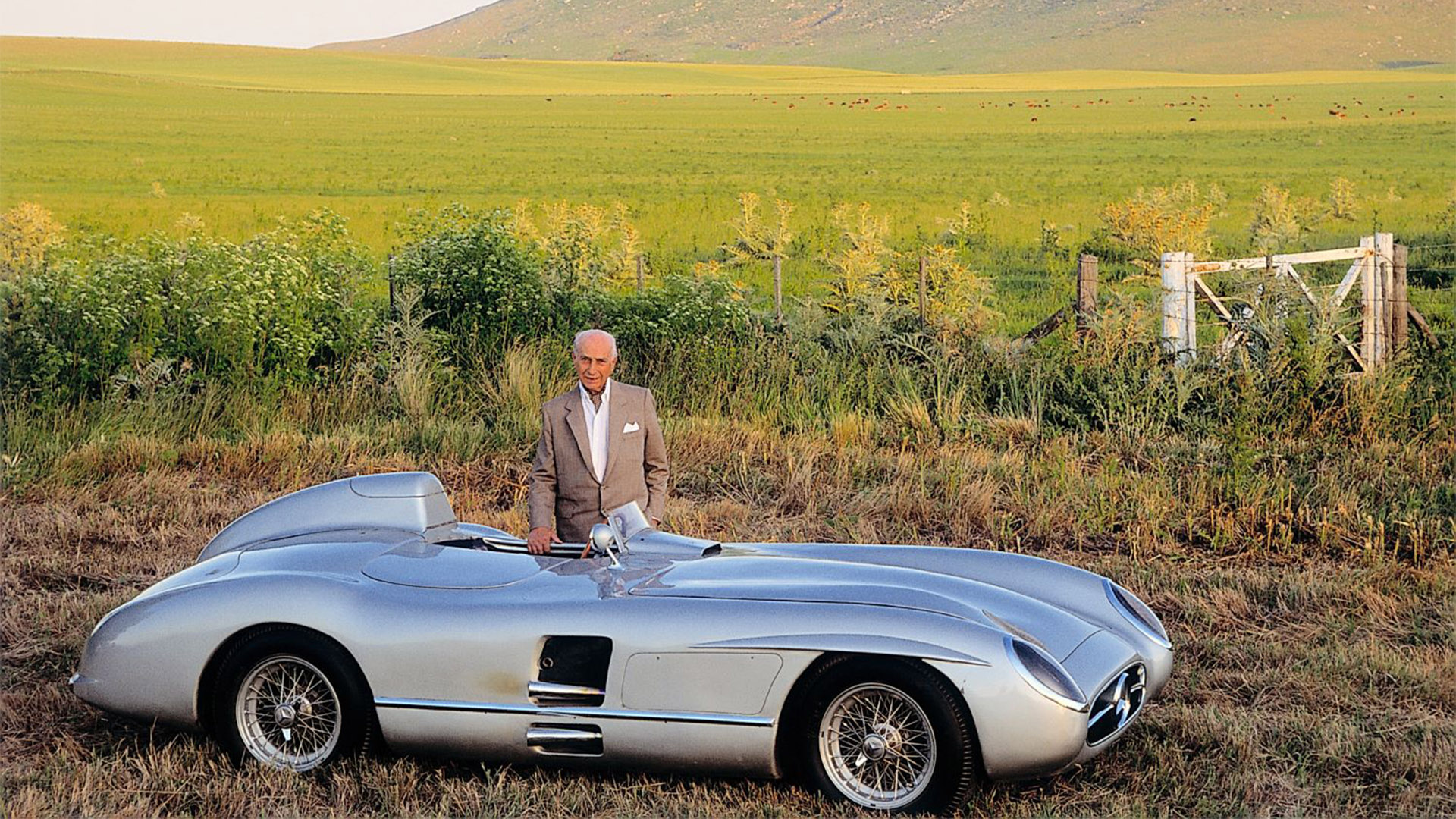 Juan Manuel Fangio posando con el 300 SRL con el que fue segundo detrás de su compañero, el inglés Stirling Moss en 1955