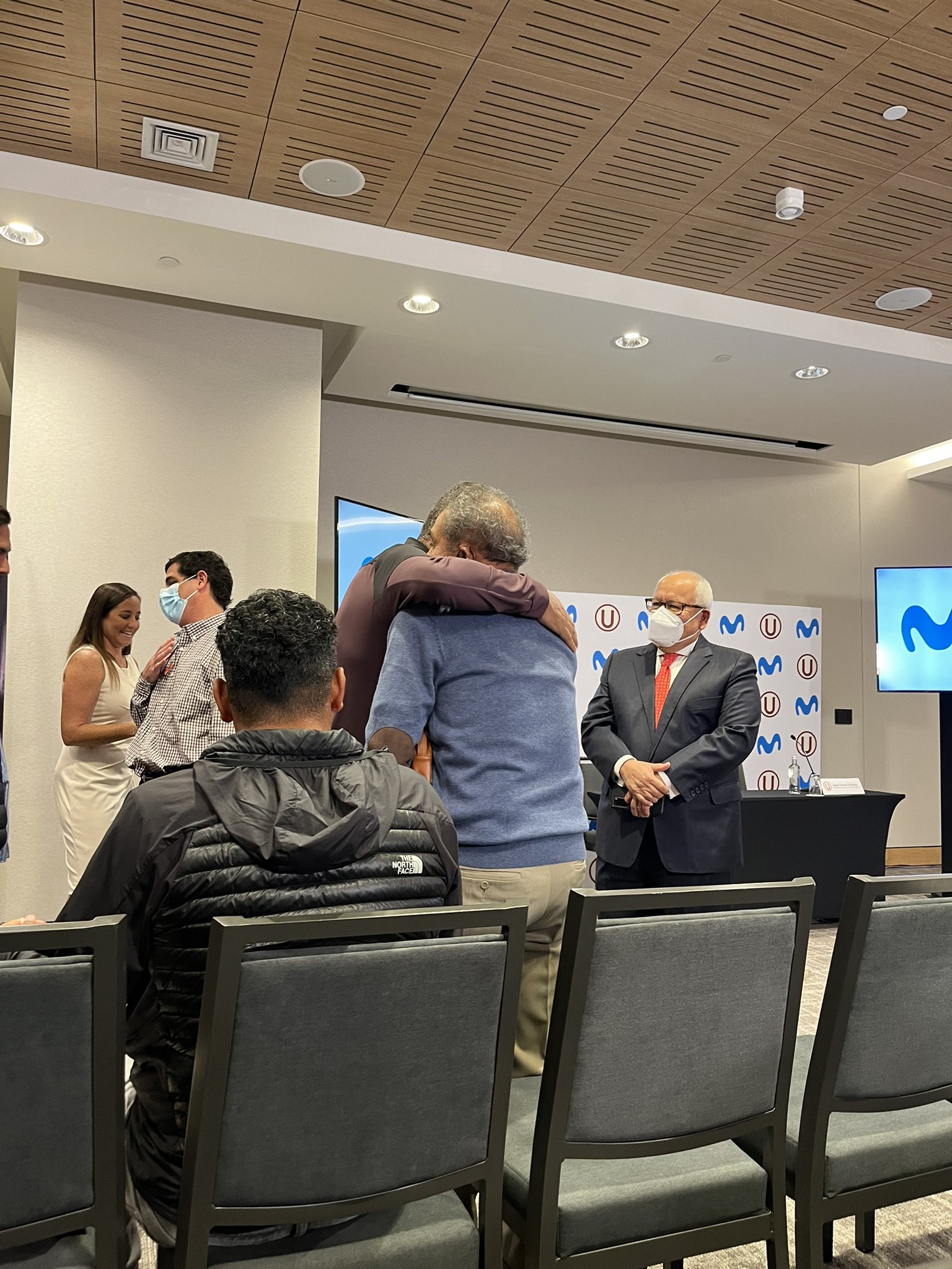 Héctor Chumpitaz y José Luis Carranza en un gran abrazo en la conferencia. Foto: Martín Bustamante.