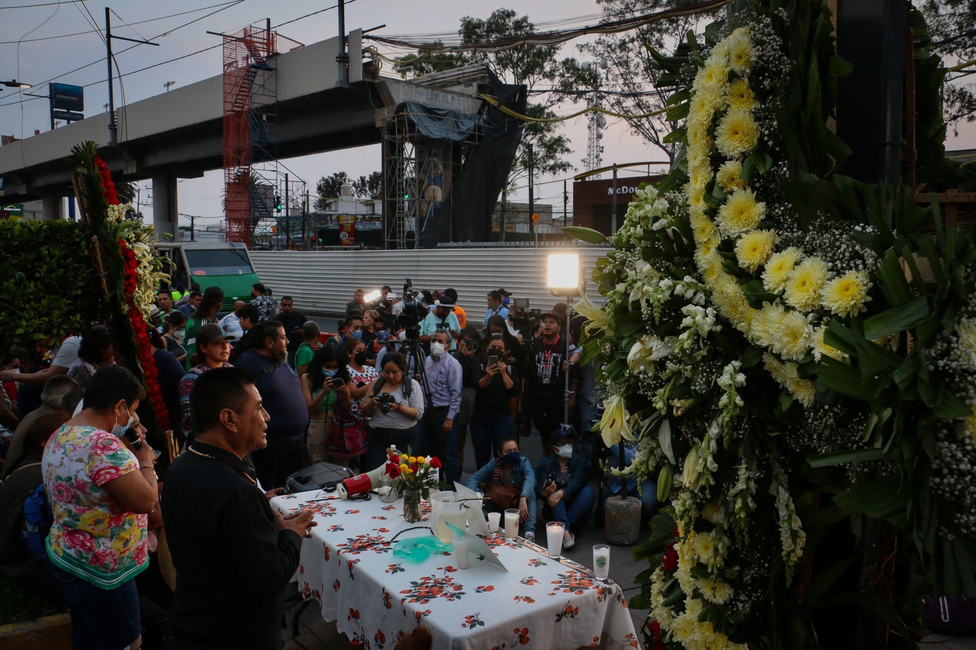 A un año del desplome de una trabe del metro de la Línea 12, familiares de las víctimas, realizaron una misa en el lugar de los hechos para recordar a las 26 personas fallecidas en el tramo donde ocurrió el accidente (FOTO: ROGELIO MORALES /CUARTOSCURO.COM)
