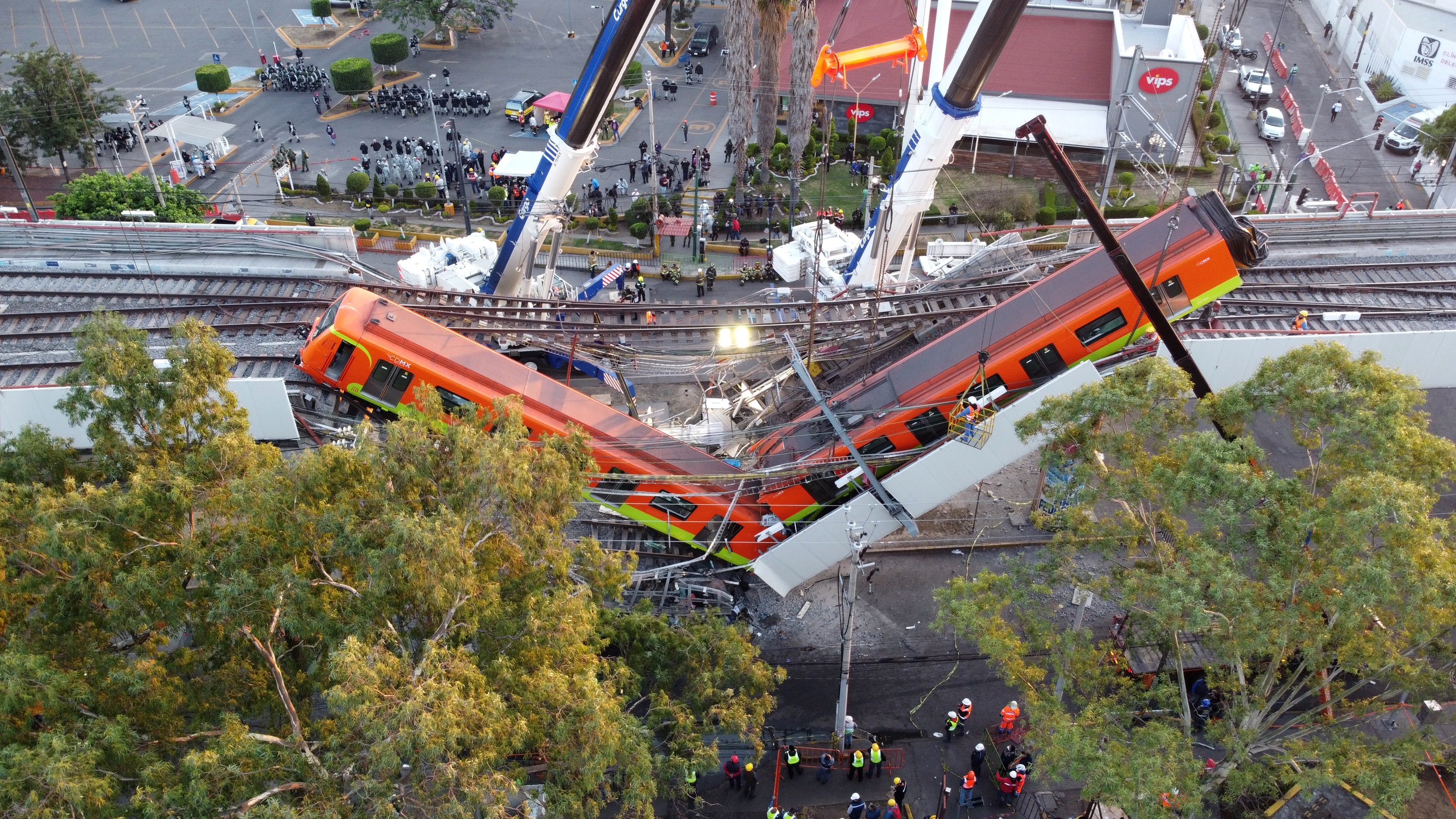 Fotografía de archivo tomada con un dron, que muestra el colapso de los vagones del metro de la Línea 12, el pasado 4 de mayo de 2021 en la Ciudad de México (EFE/Sáshenka Gutiérrez)