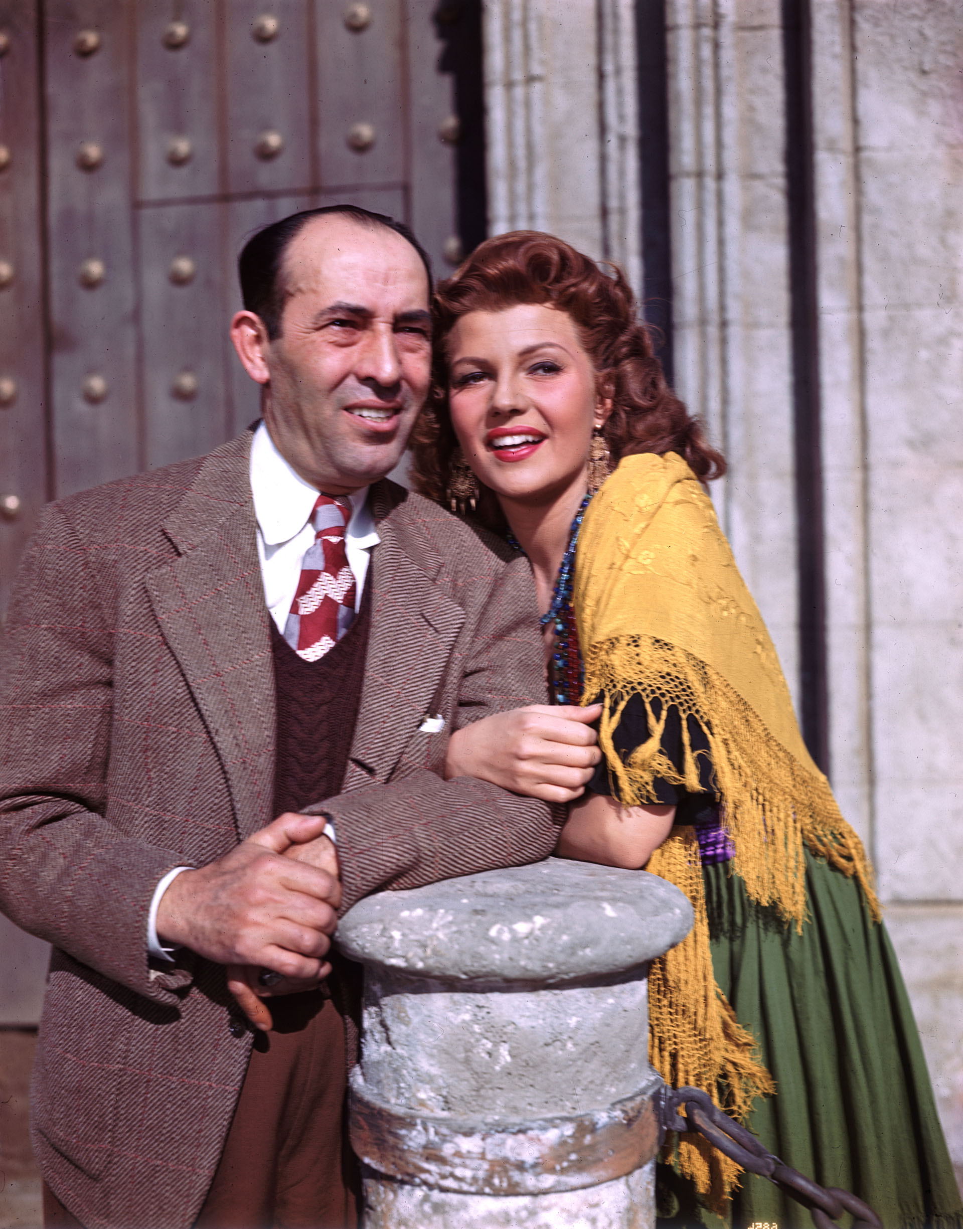 Rita Hayworth junto a su padre Eduardo Cansino en 1948. en el set de filmación de 'Los amores de Carmen'. ÉL siempre había abusado de ella, pero la joven actriz intentaba ocultar esa tragedia que había marcado su vida (Hulton Archive/Getty Images)