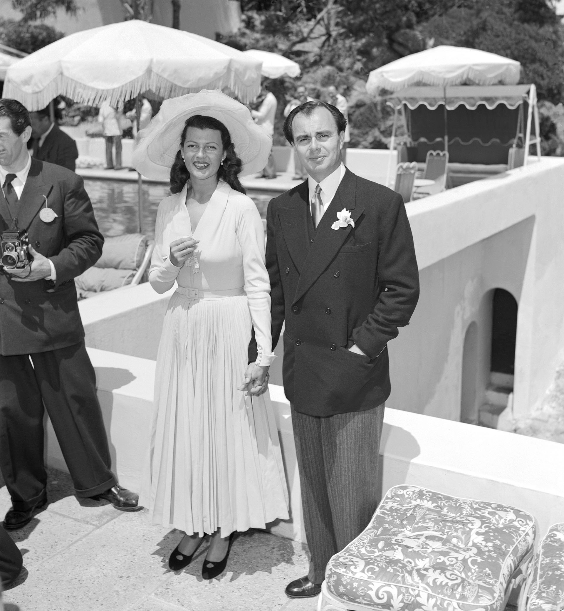 Rita Hatworth y el príncipe Ali Khan el día de su boda en la Riveria francesa (Bettmann Archive)