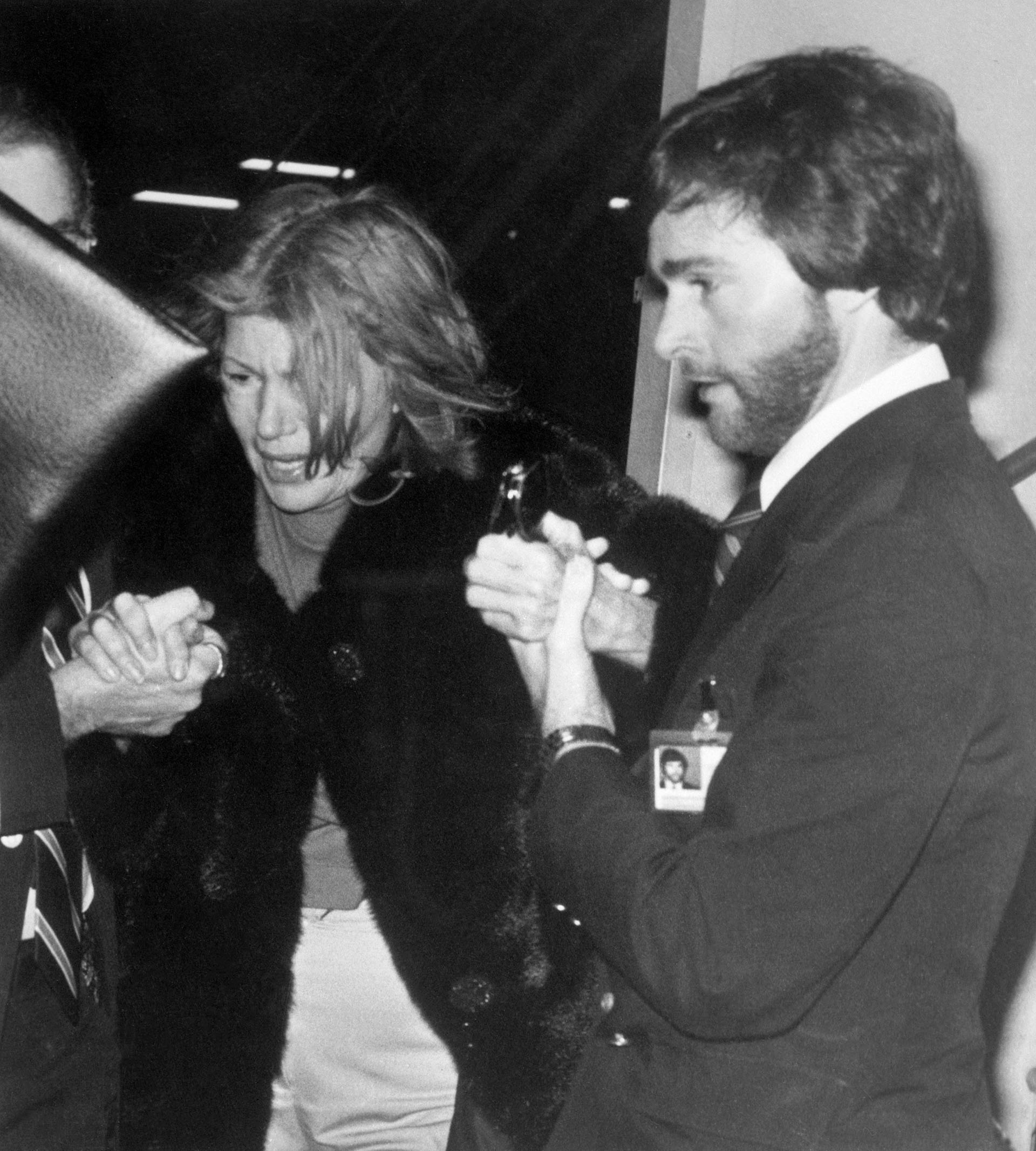 Angustiada e irreconocible, con apenas 57 años, Rita Hayworth, en el aeropuerto de Londres (Bettmann Archive)