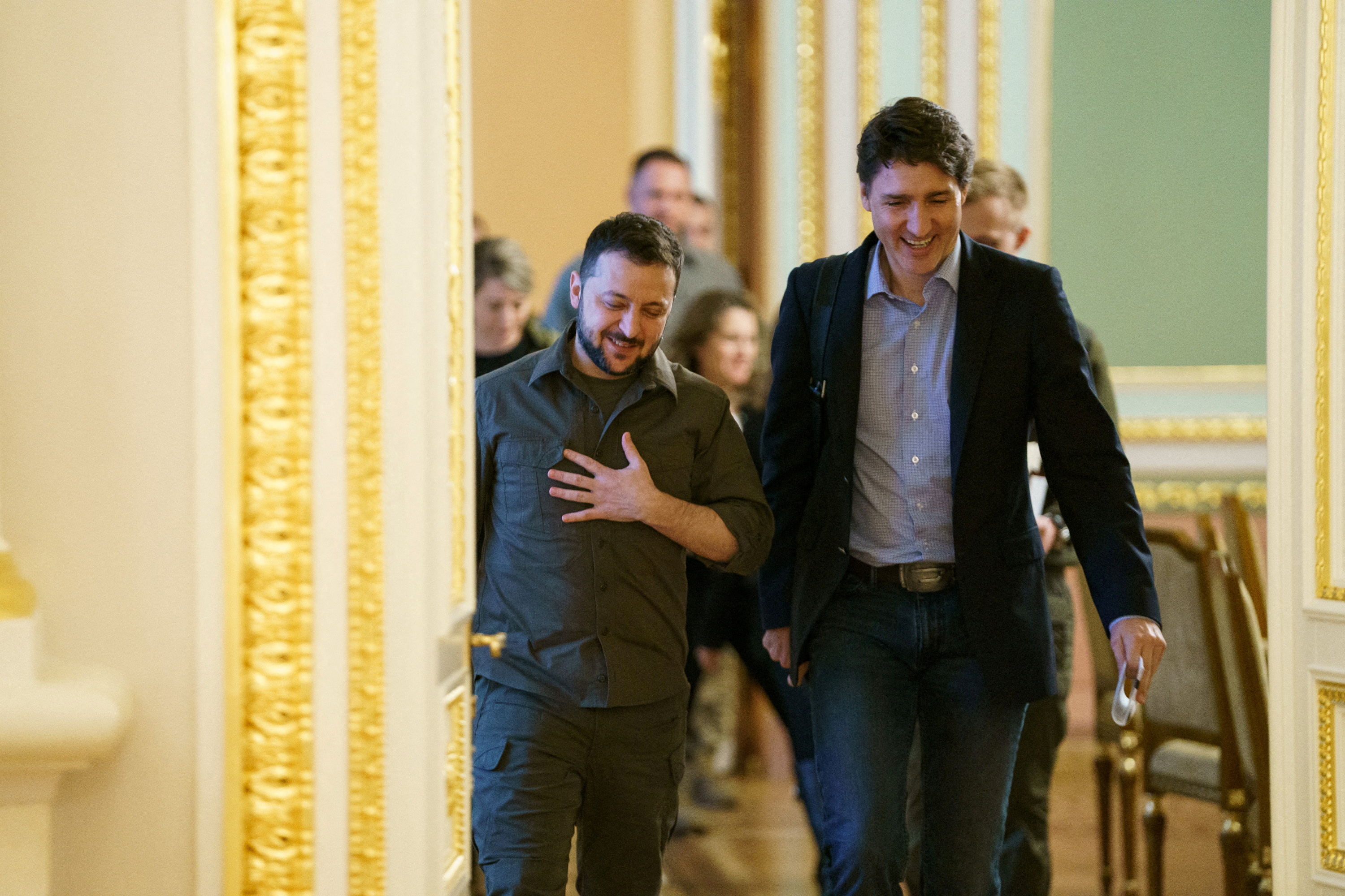 FOTO DE ARCHIVO: El primer ministro de Canadá, Justin Trudeau, camina con el presidente de Ucrania, Volodimir Zelensky, mientras continúa el ataque de Rusia a Ucrania, en Kiev, Ucrania, el 8 de mayo de 2022. Foto tomada el 8 de mayo de 2022. Adam Scotti/Oficina del Primer Ministro/Handout via REUTERS