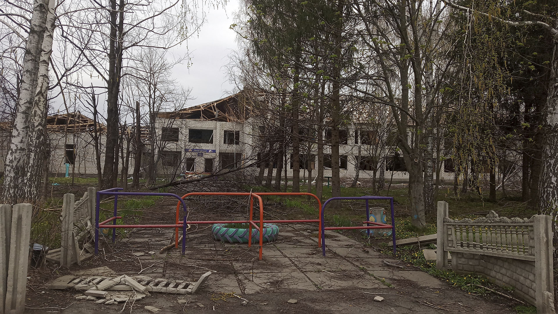 Daños en el complejo escolar Cooks Comprehensive en Kukhari, Ucrania (Valentina Grusha vía AP)