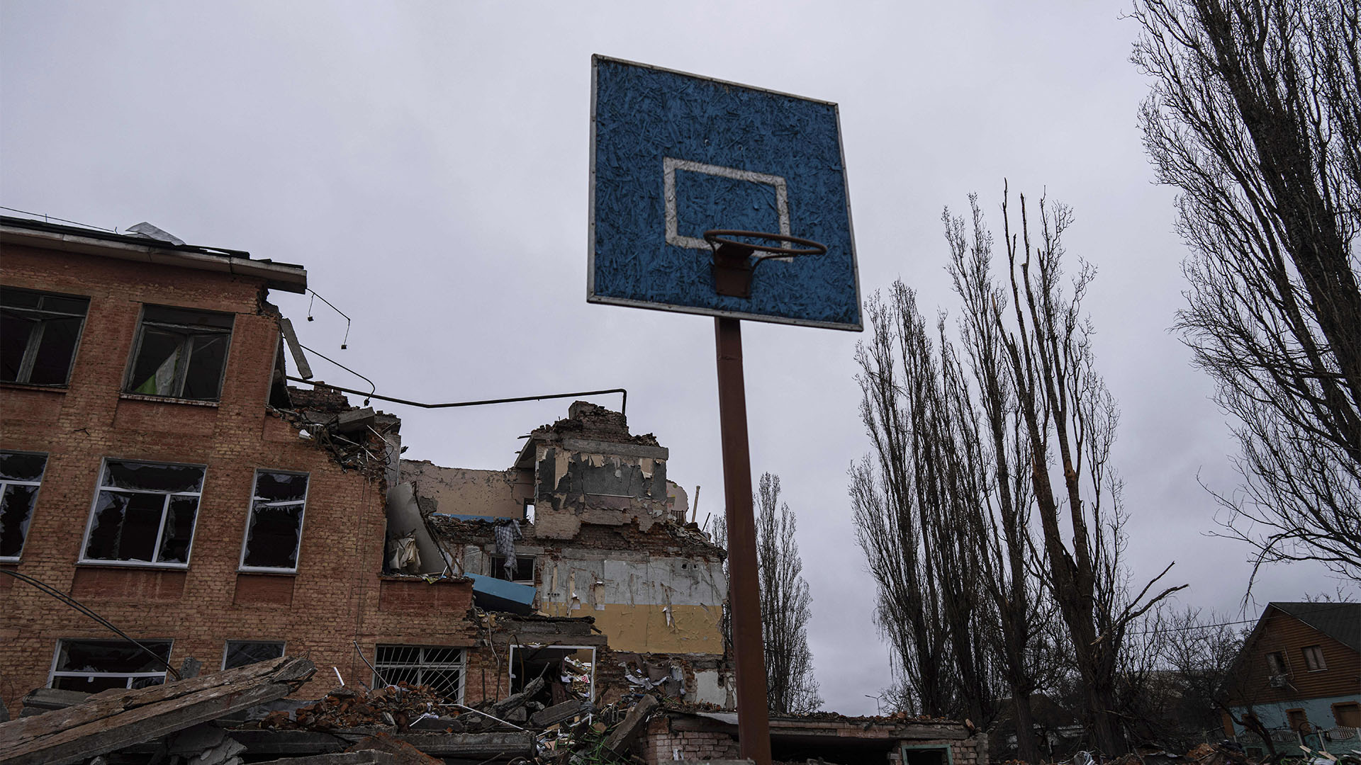 ARCHIVO - Un aro y un tablero de baloncesto en medio de los daños en una escuela después de un ataque aéreo de las fuerzas rusas en Chernihiv, Ucrania, el miércoles 13 de abril de 2022. Apuntar a escuelas y otras infraestructuras civiles es un crimen de guerra. Los expertos dicen que los restos a gran escala pueden usarse como evidencia de la intención rusa y para refutar las afirmaciones de que las escuelas fueron simplemente daños colaterales. (Foto AP/Evgeniy Maloletka, archivo)